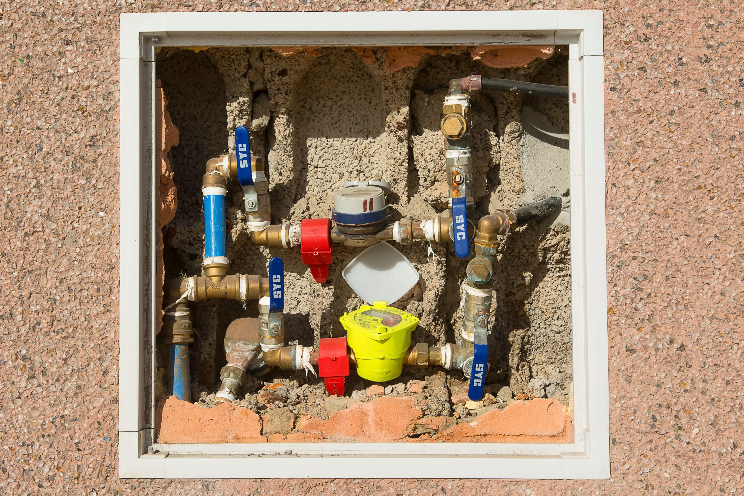 Compteur eau intégré mur béton détail