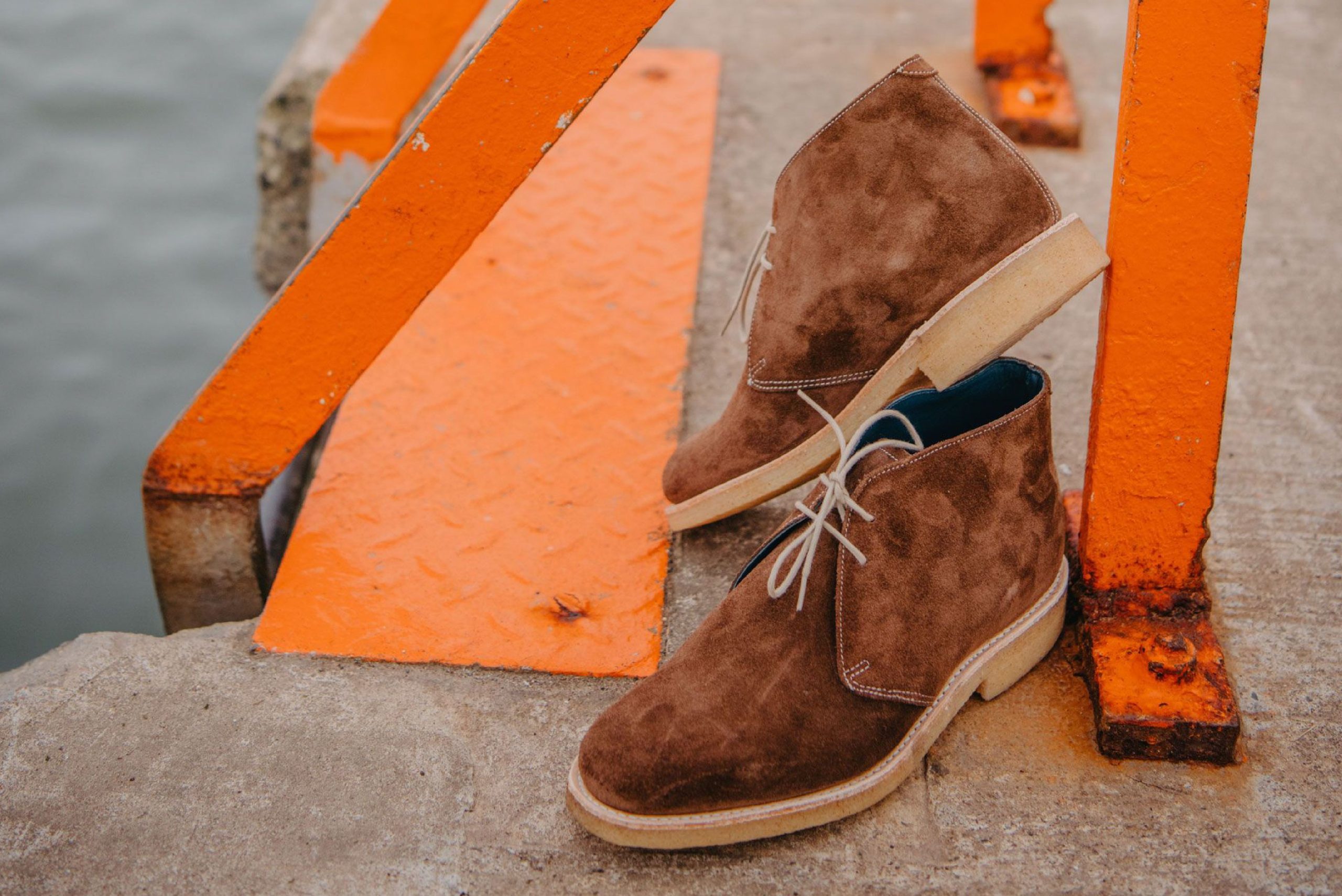 Boots marron en daim sur béton urbain