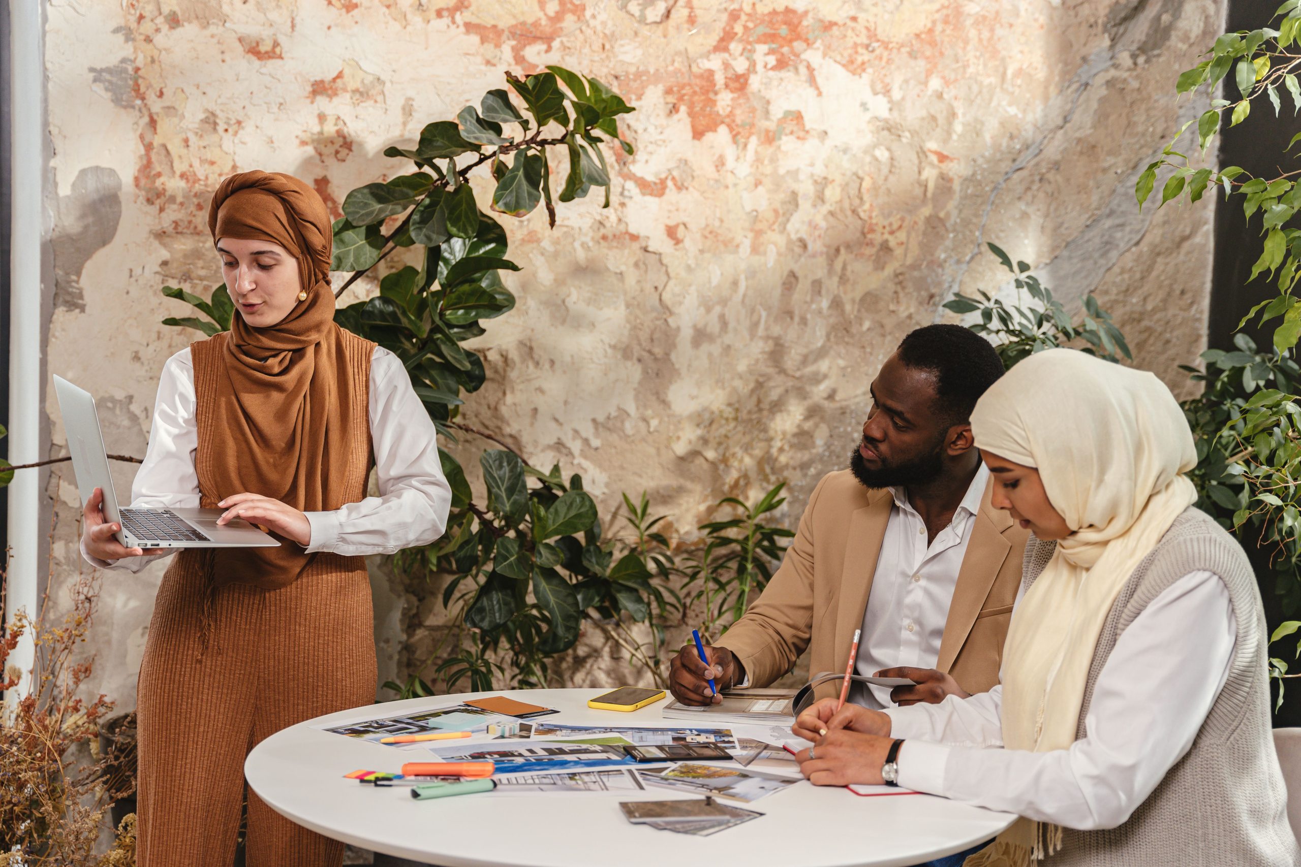 Équipe multiculturelle collaborant sur un projet créatif