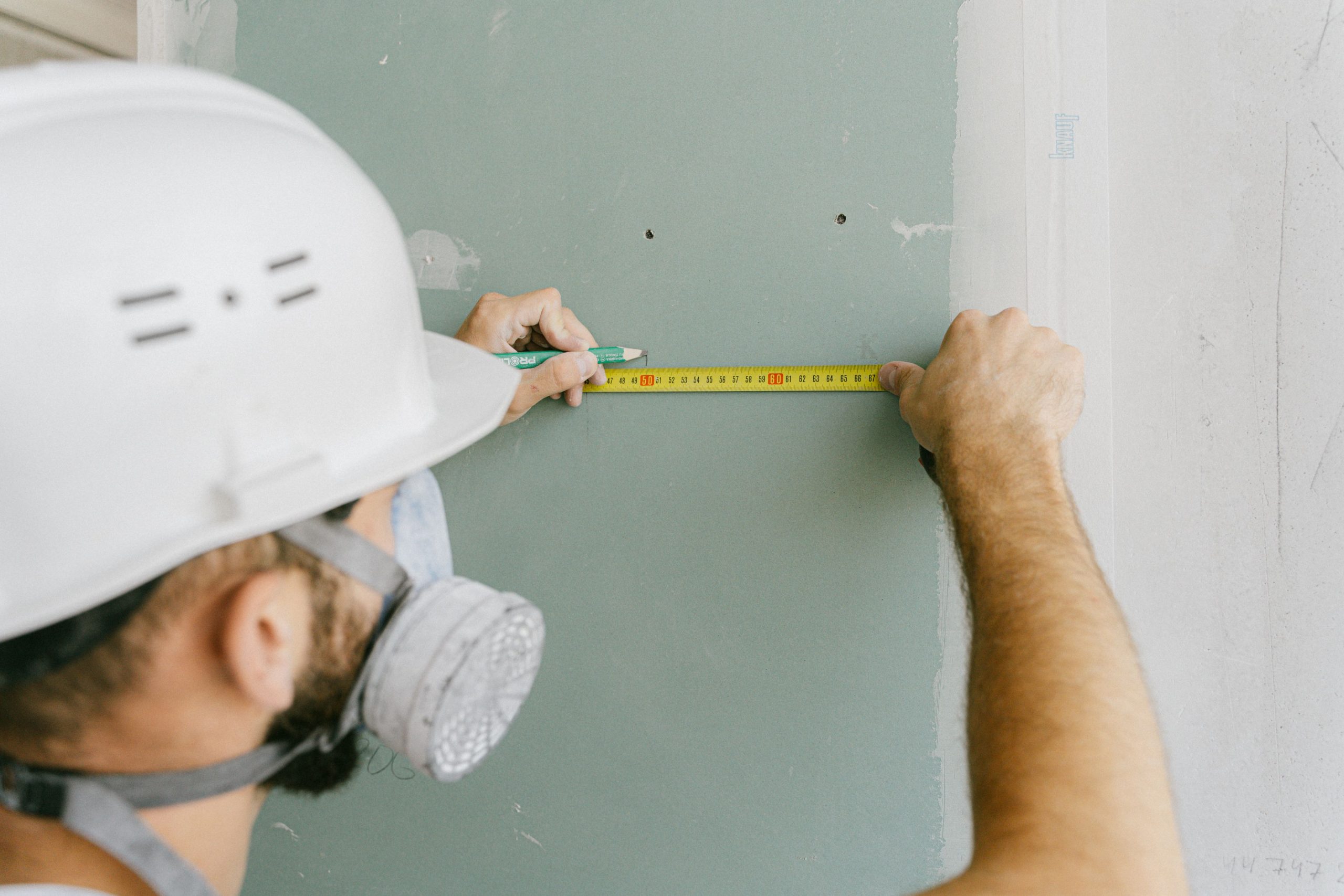 Mesure précise plaque placo équipement sécurité