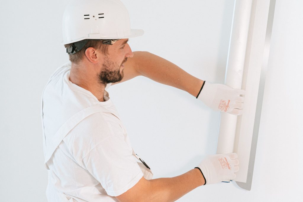Monter un mur en placo, c&rsquo;est vraiment faisable seul ?