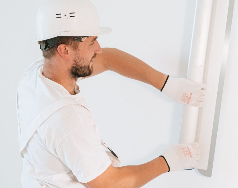 Monter un mur en placo, c&rsquo;est vraiment faisable seul ?