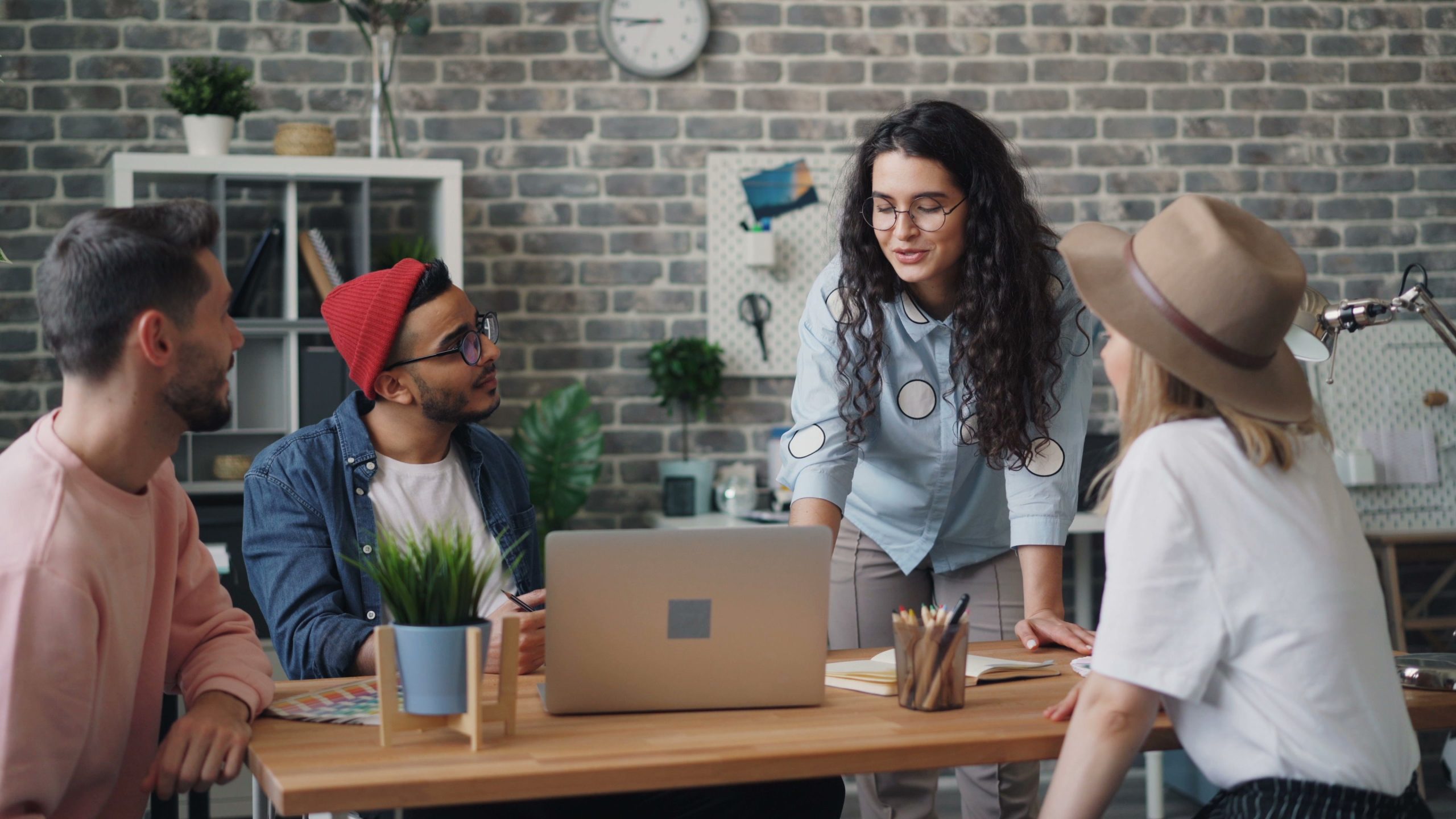 Professionnels créatifs discutant dans un coworking