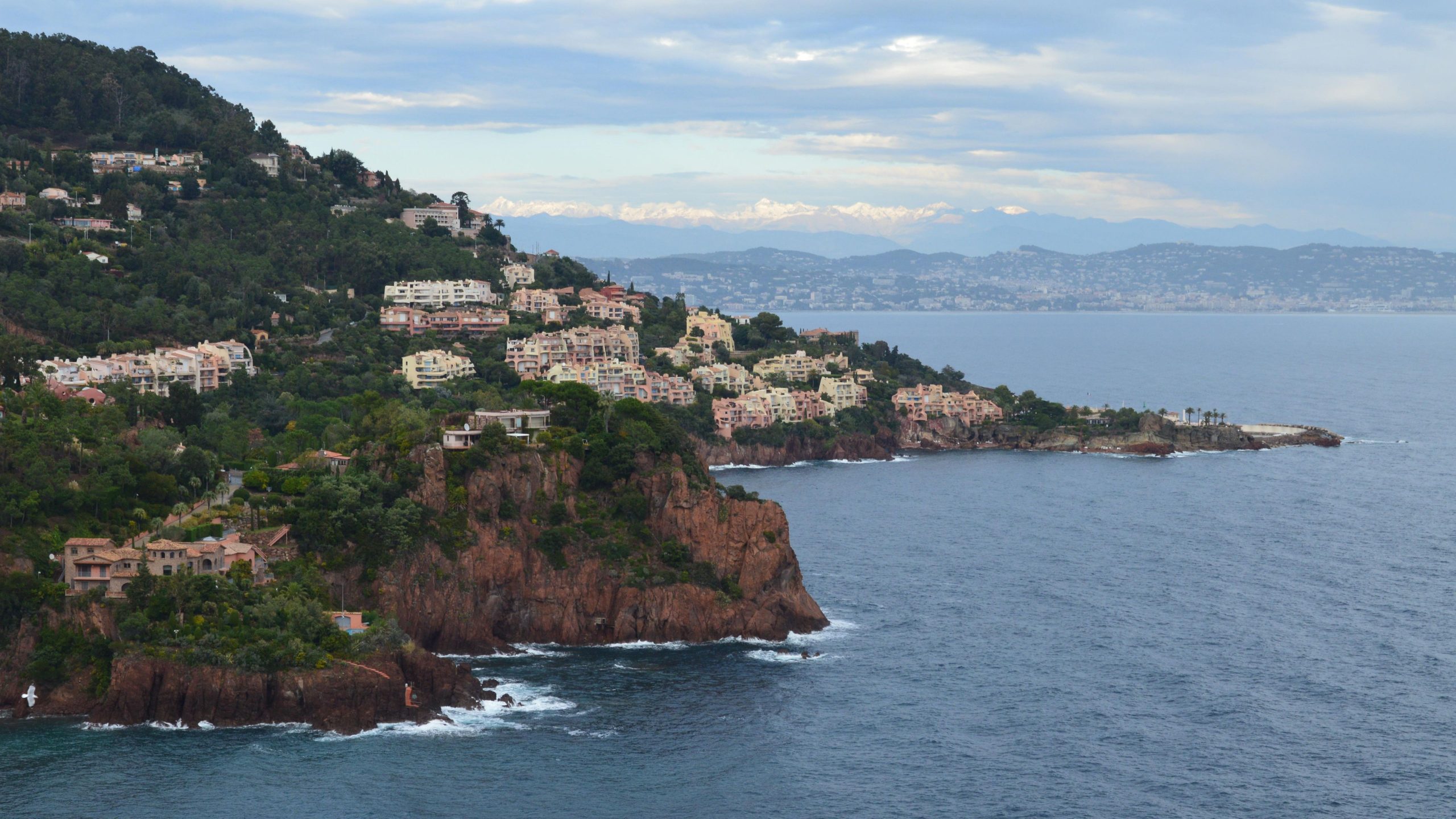 Falaises côtières et bâtiments Côte d'Azur