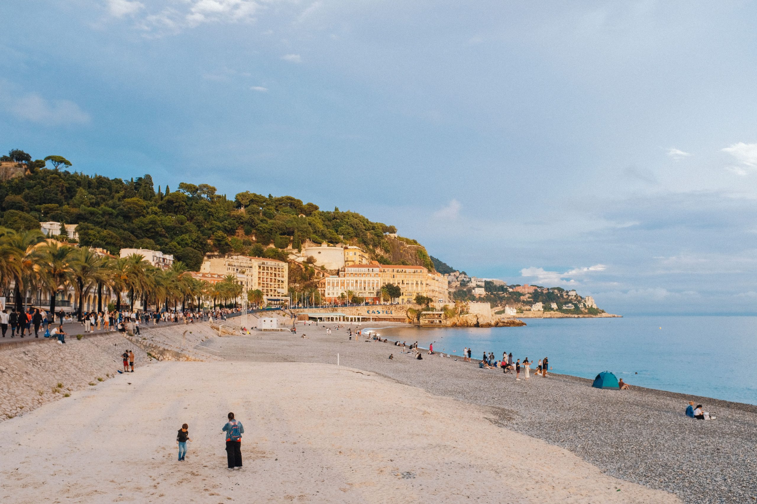 Plage méditerranéenne avec activités de loisir