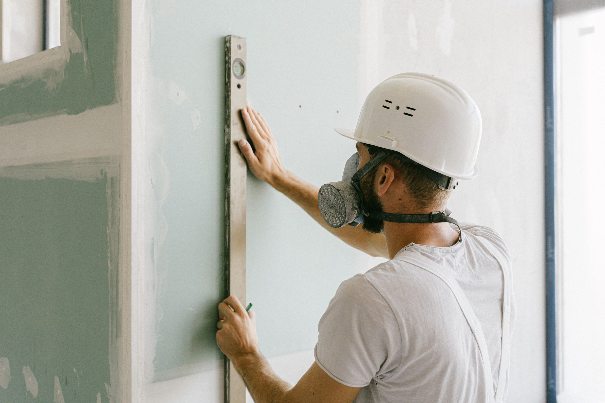 Vérification niveau précision installation mur placo