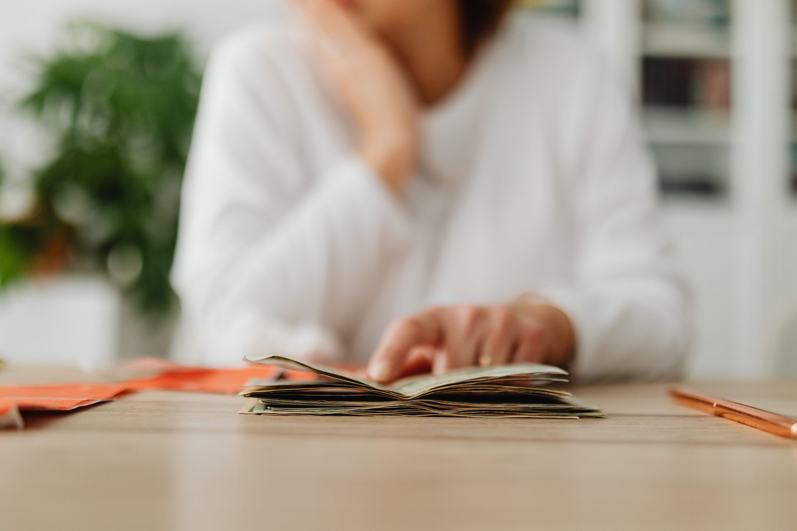 Femme triant argent liquide à son bureau