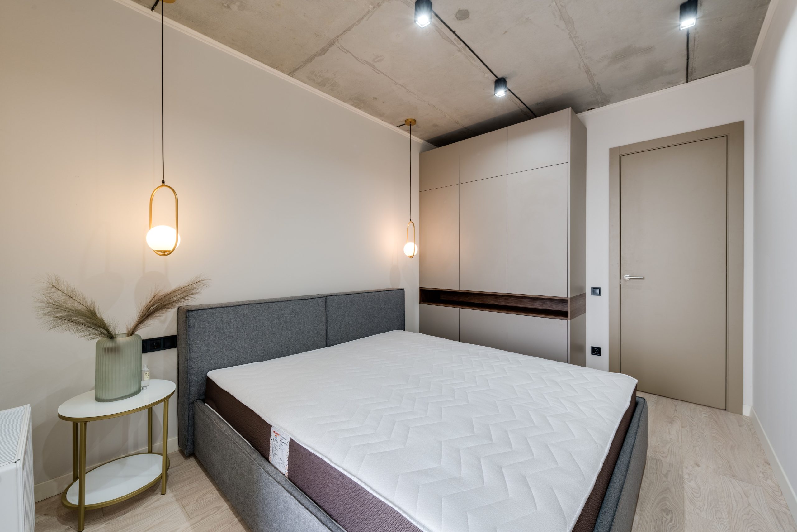 Chambre minimaliste lit gris rangements modernes