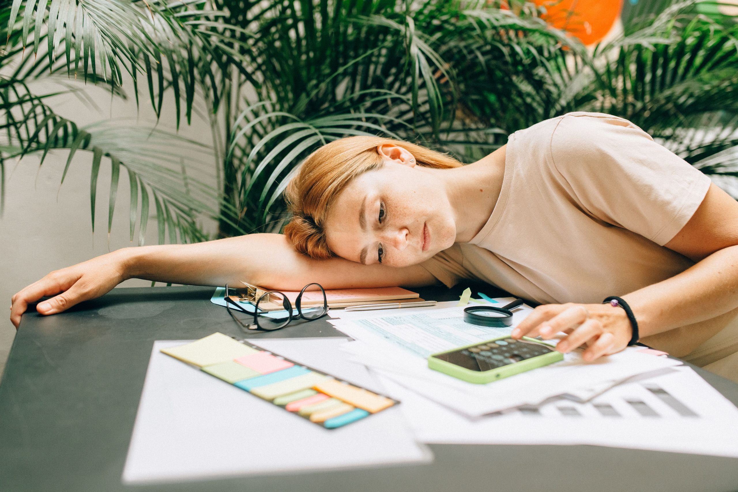 Femme fatiguee calculant ses depenses energetiques