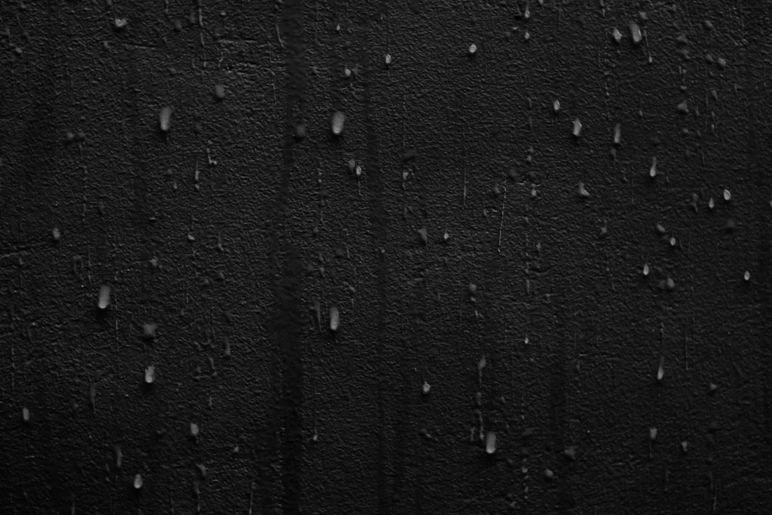 Gouttes d'eau sur mur fissure sombre