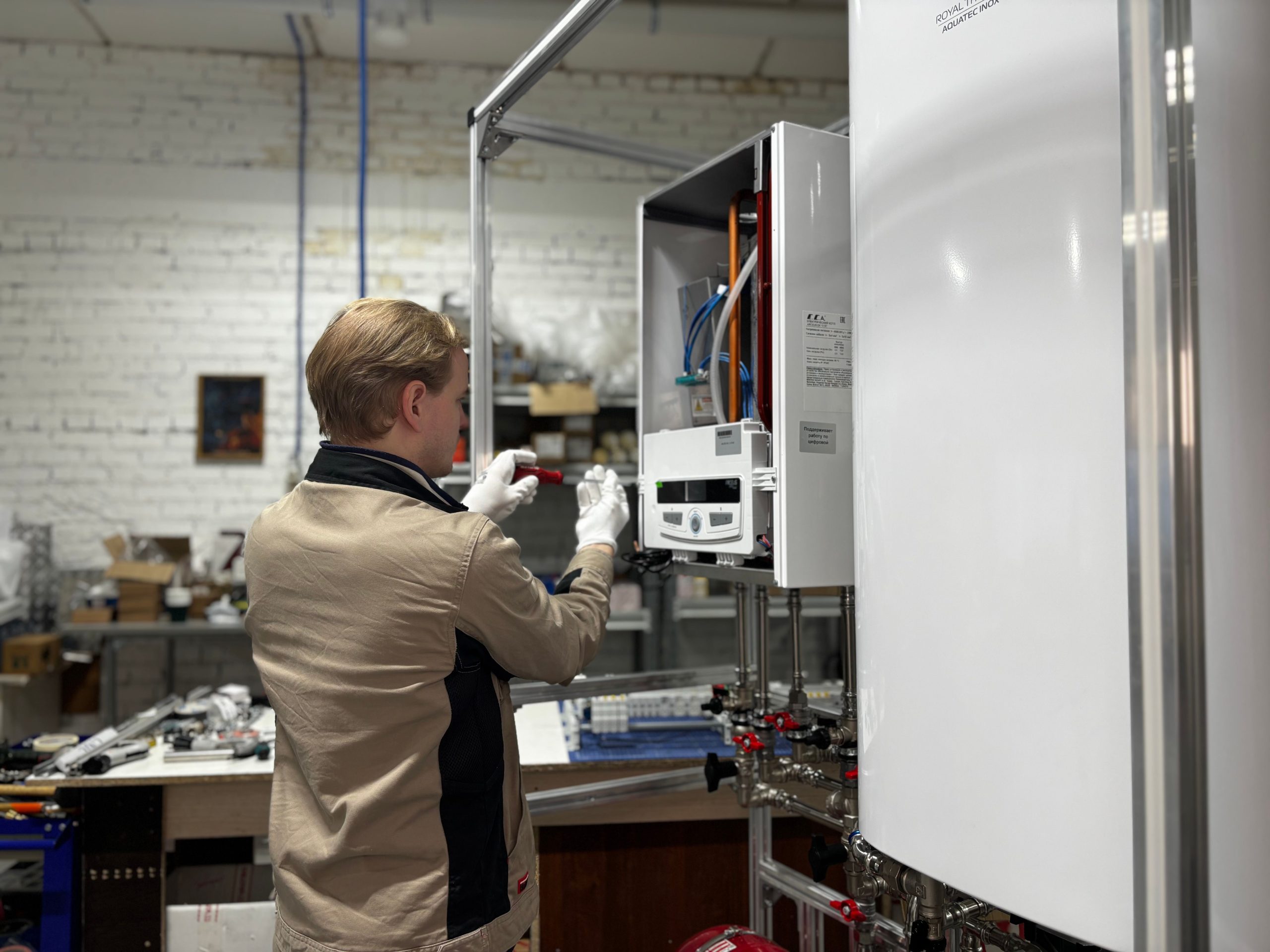 Technicien réparant un système de chauffage