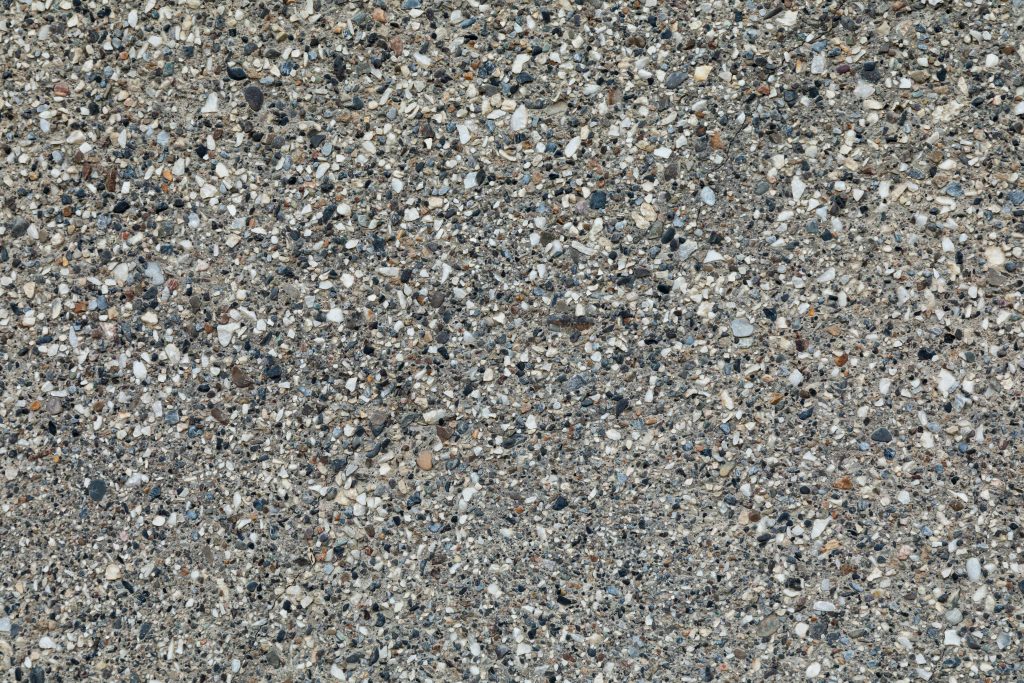 Moquette de pierre sur dalle béton : par où commencer ?