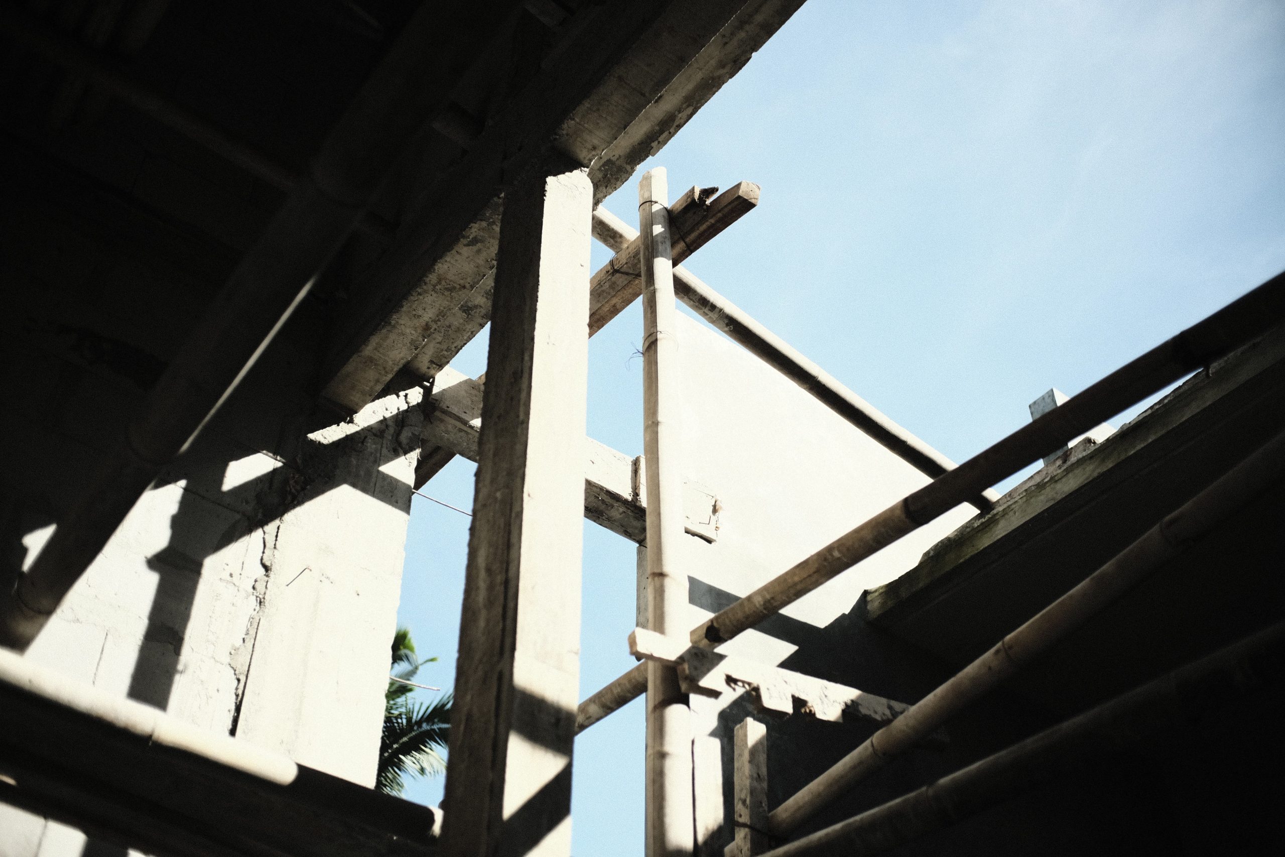 Chantier construction avec échafaudages bois béton
