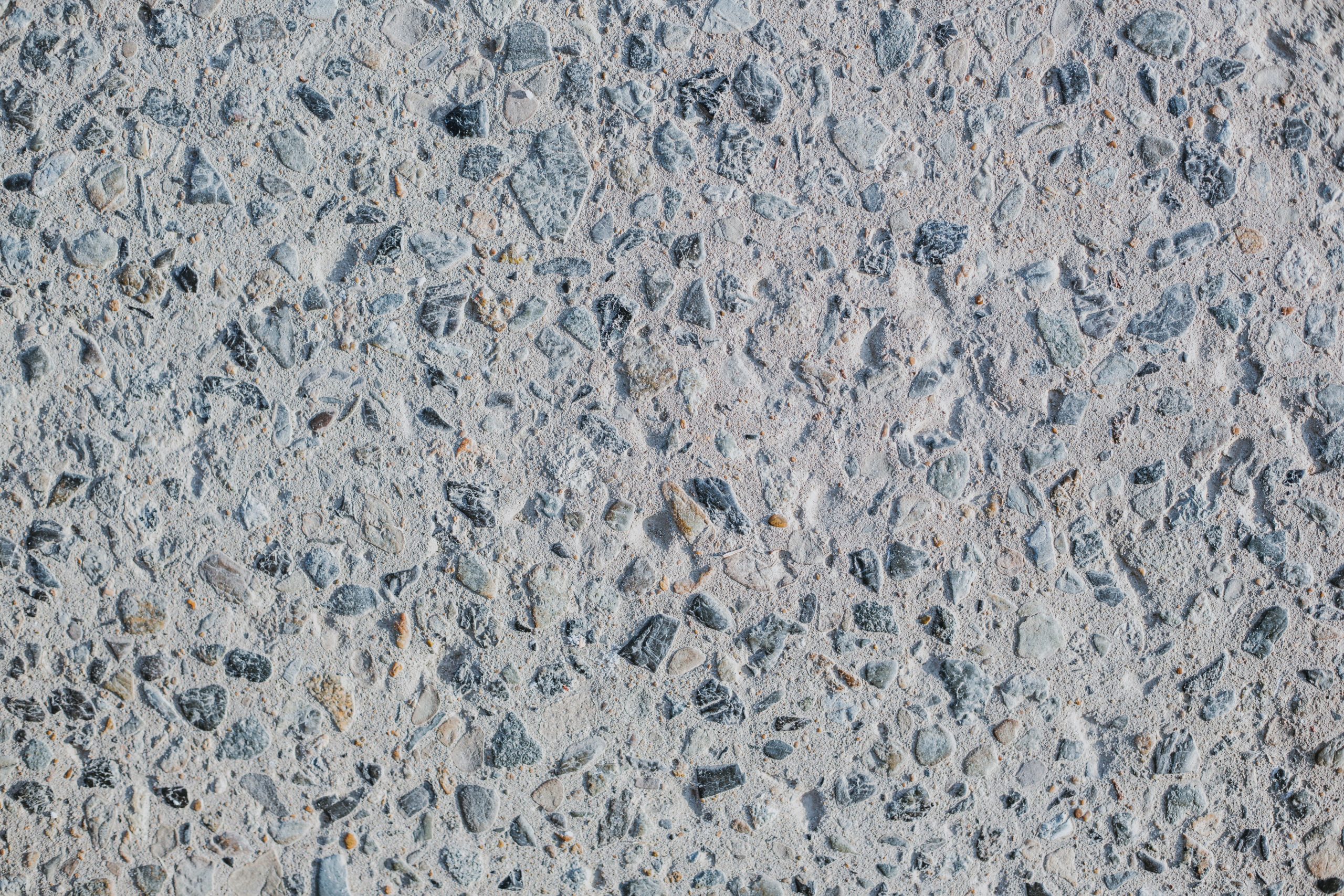 Surface béton texturée avec pierres incrustées