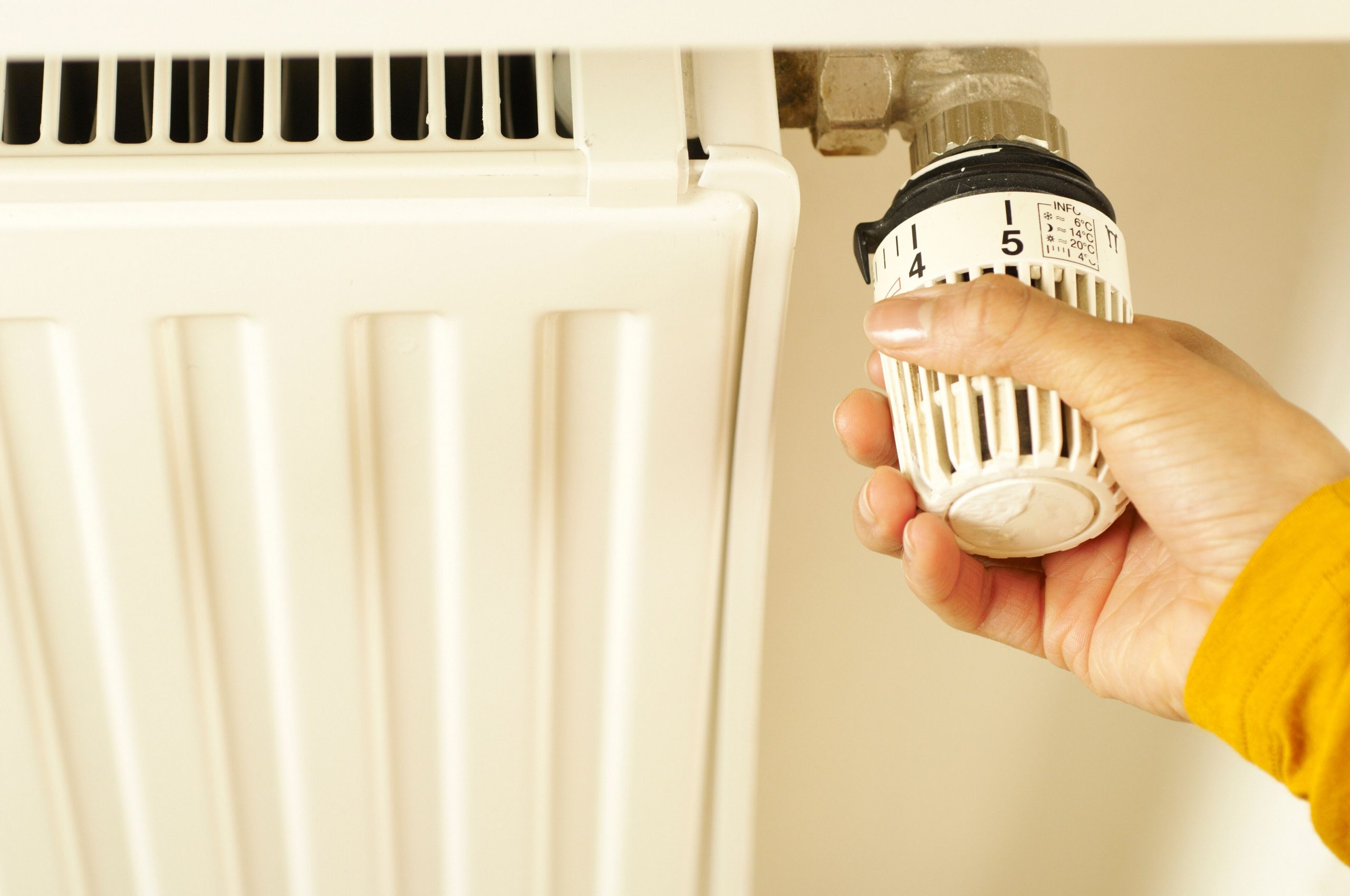 Main réglant thermostat radiateur chauffage
