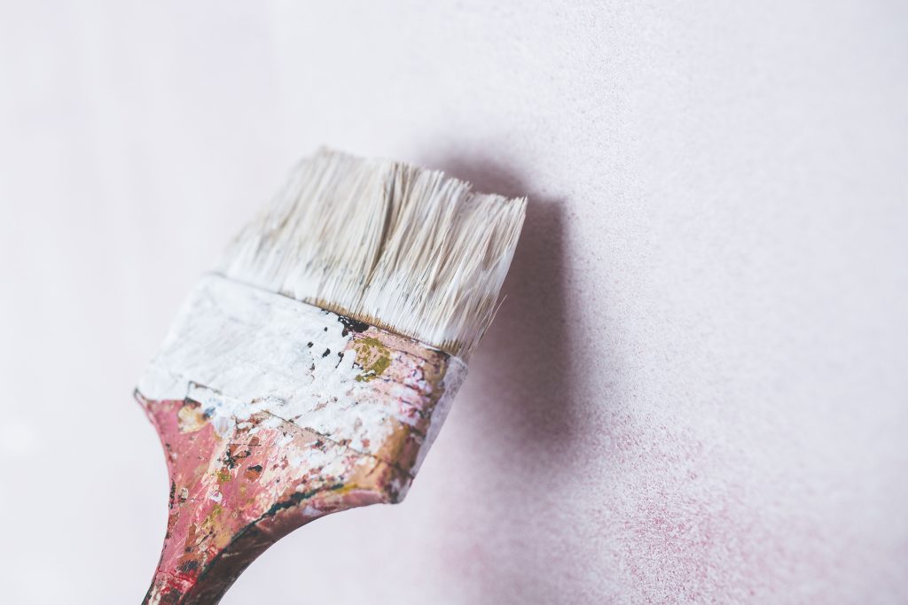 Retouche plafond sans tout repeindre : comment t’y prendre ?