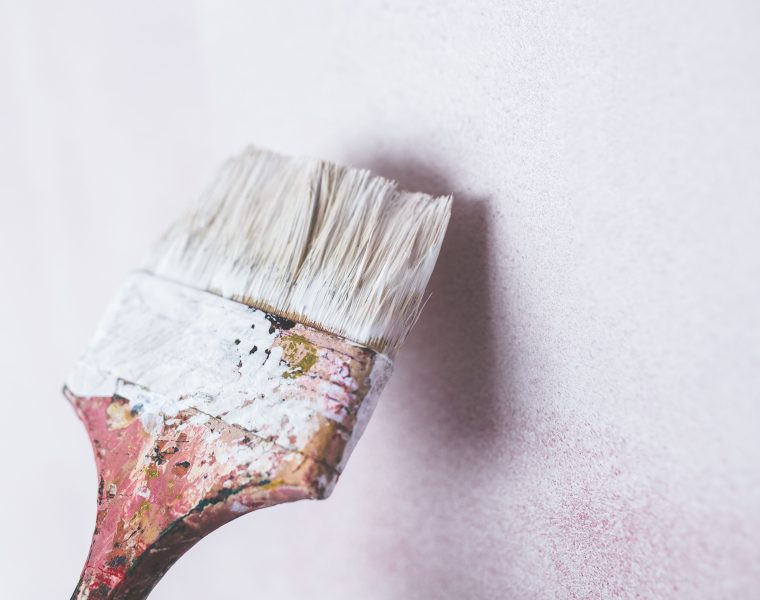 Retouche plafond sans tout repeindre : comment t’y prendre ?