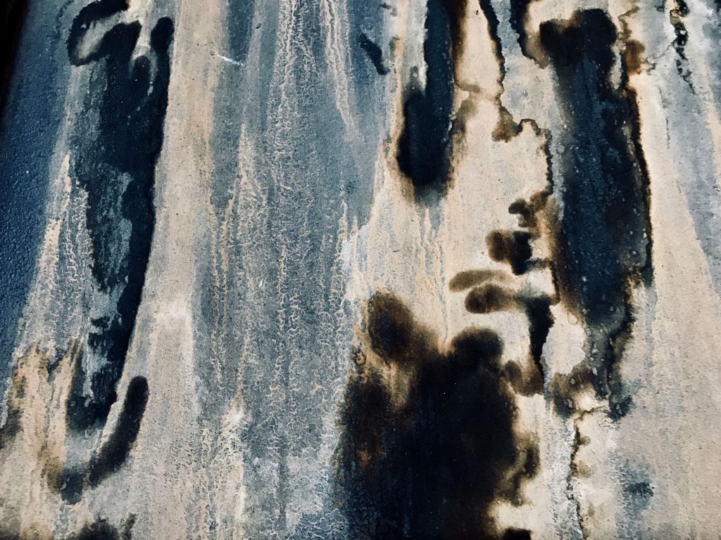 Tache noire sur mur intérieur : d’où ça vient vraiment ?