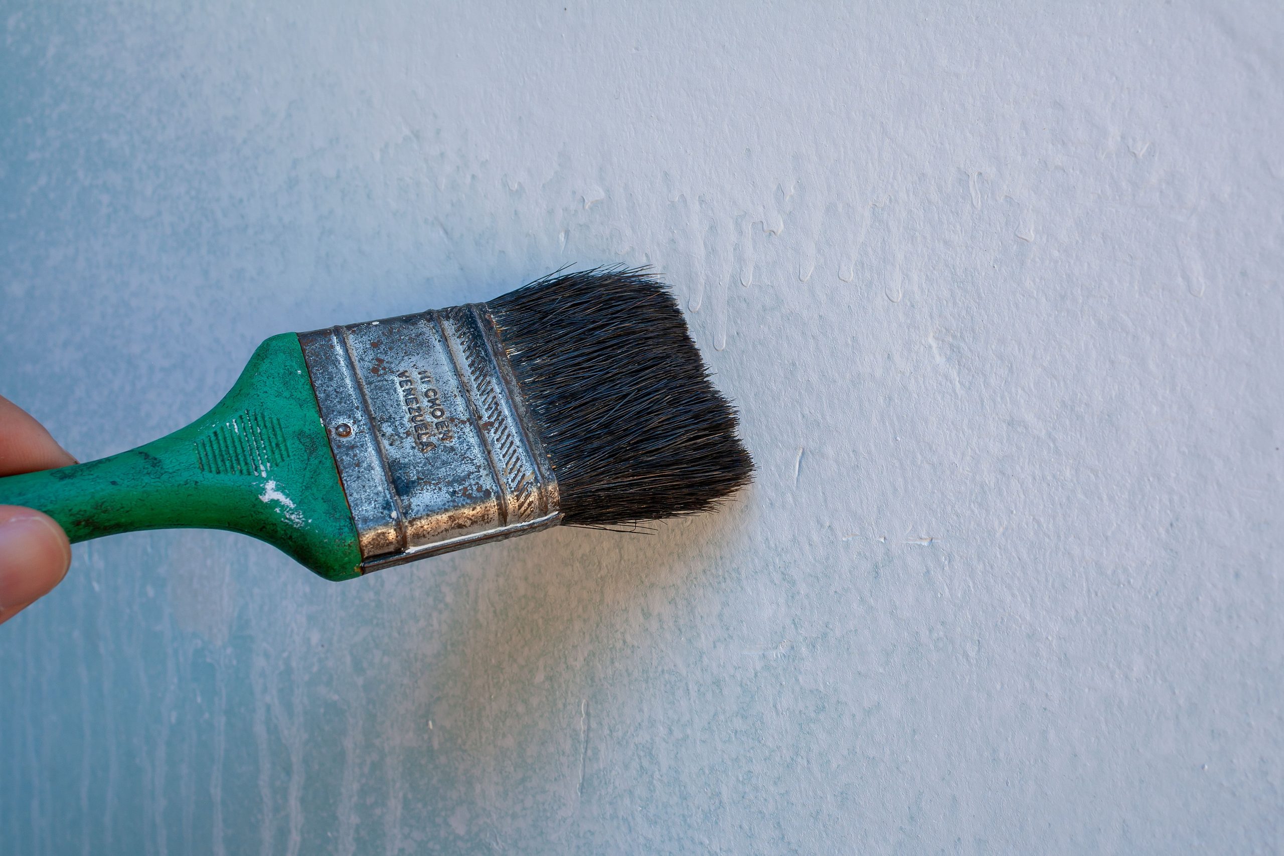 Gros plan peinture plafond renovation bricolage