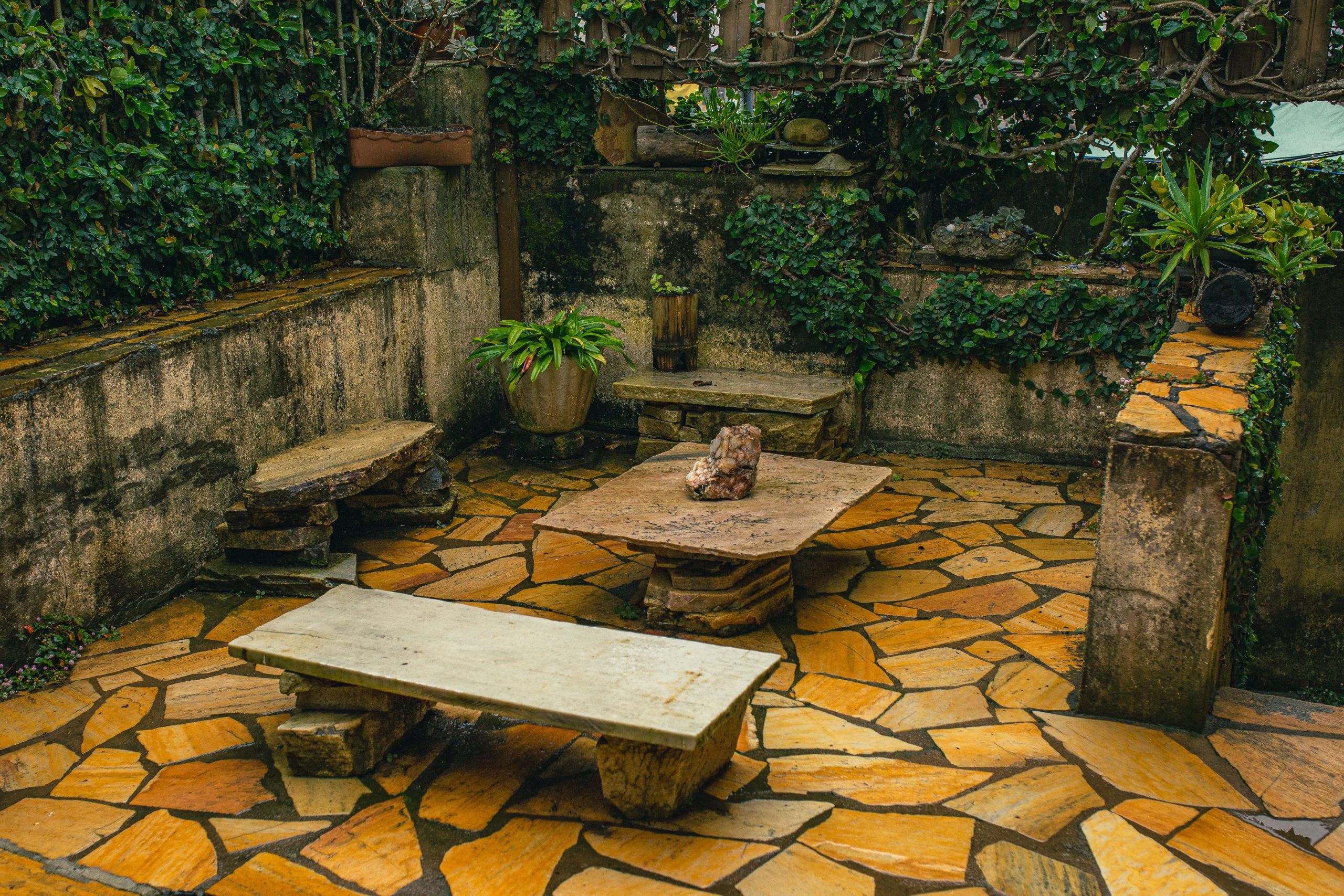 Patio jardin pierre cosy et rustique