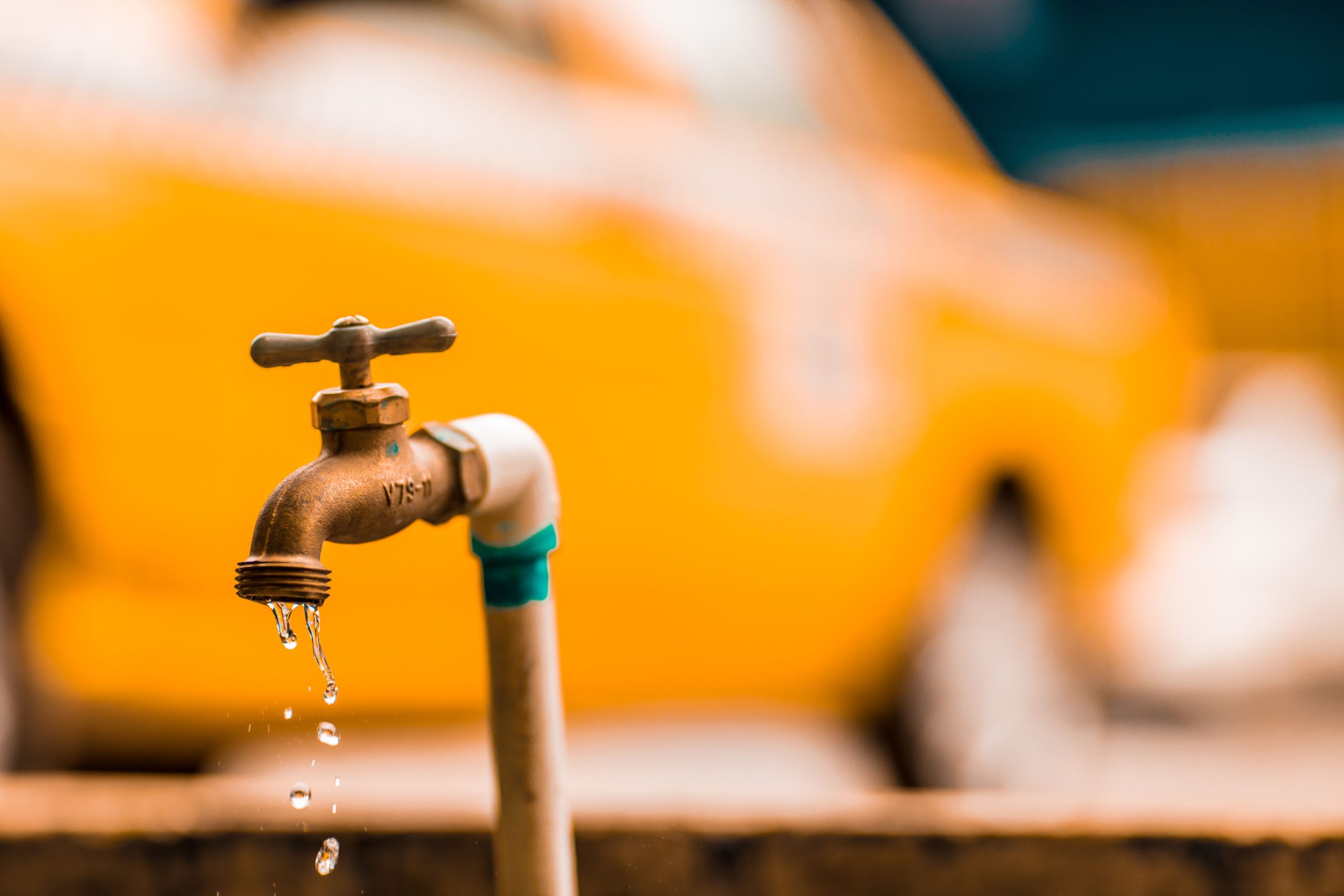 Robinet en laiton avec gouttes d'eau