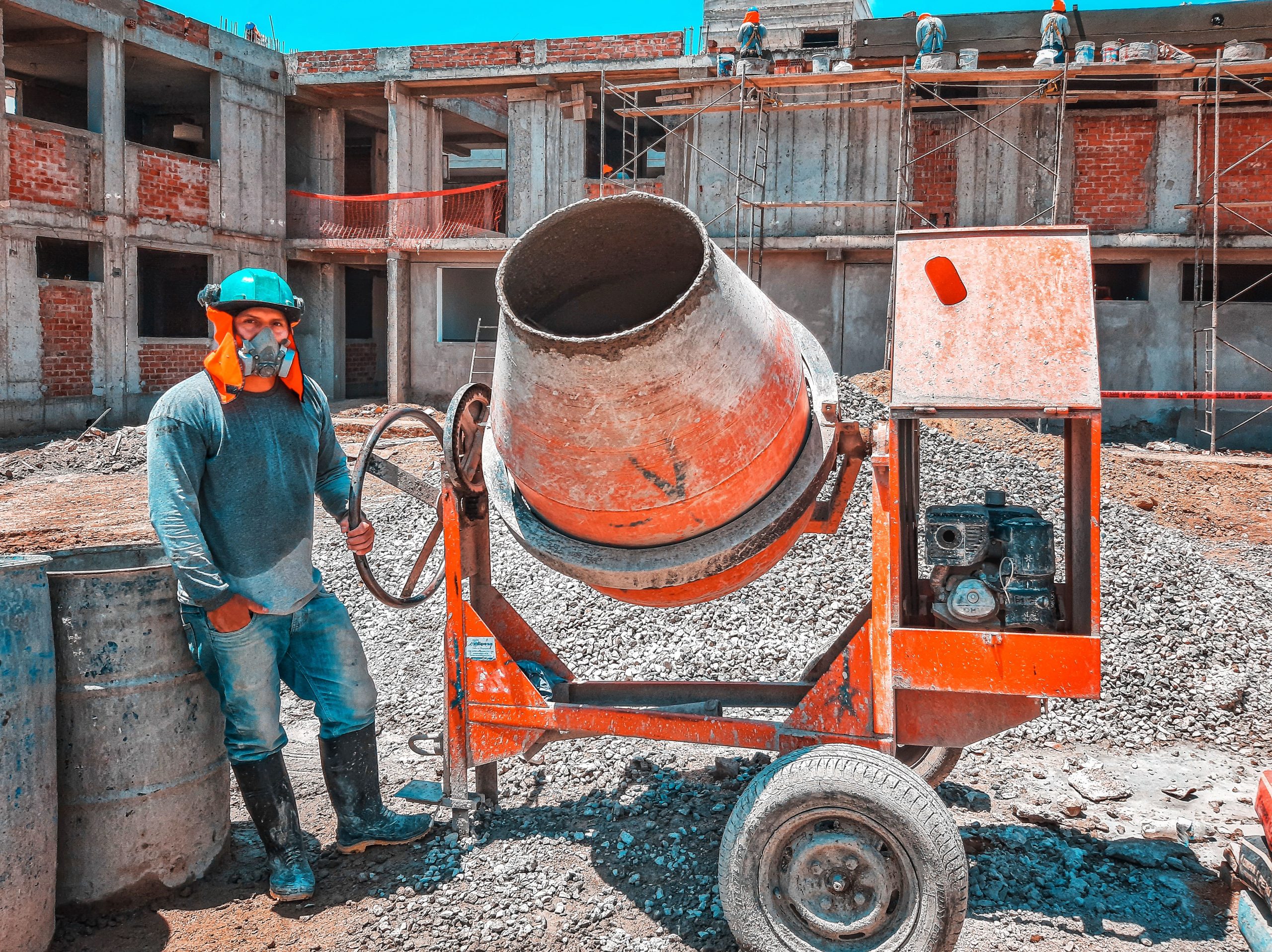 Ouvrier utilisant une bétonnière sur un chantier actif