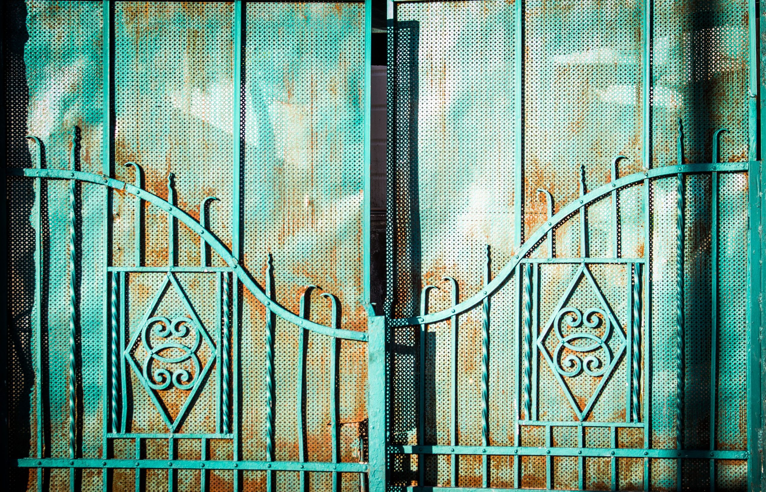 Portail métallique turquoise aux motifs décoratifs