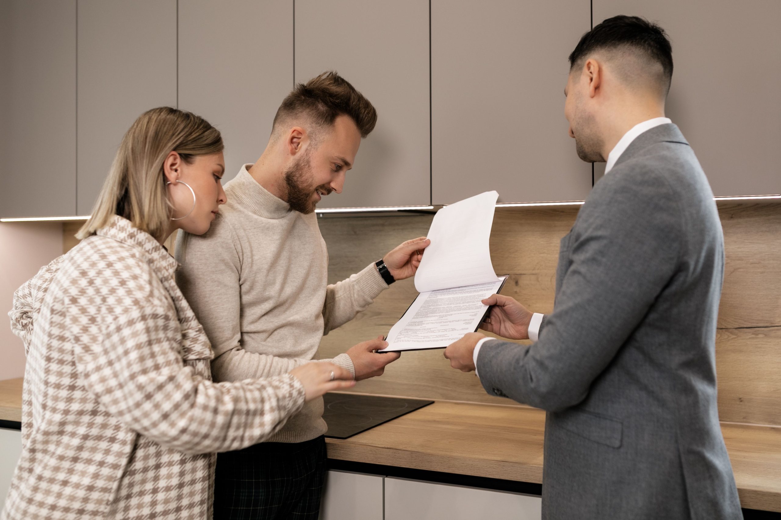 Couple examinant documents avec agent immobilier