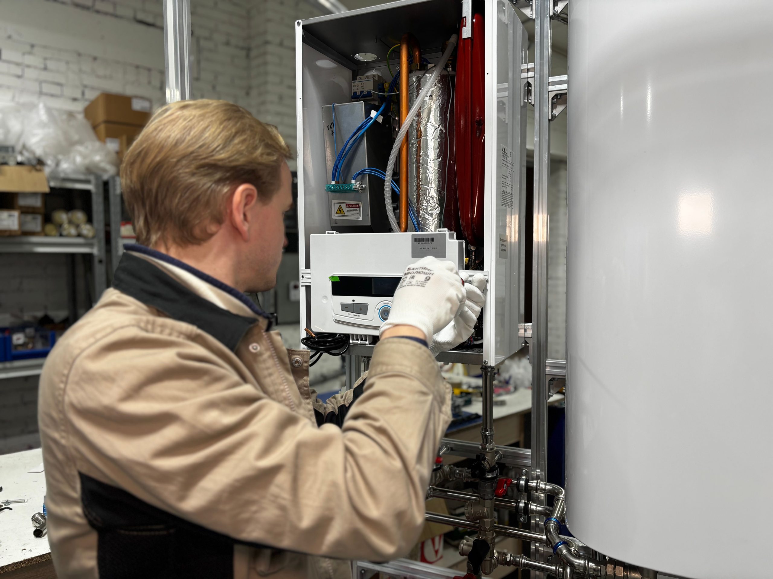 Technicien installant un système de chauffage en atelier