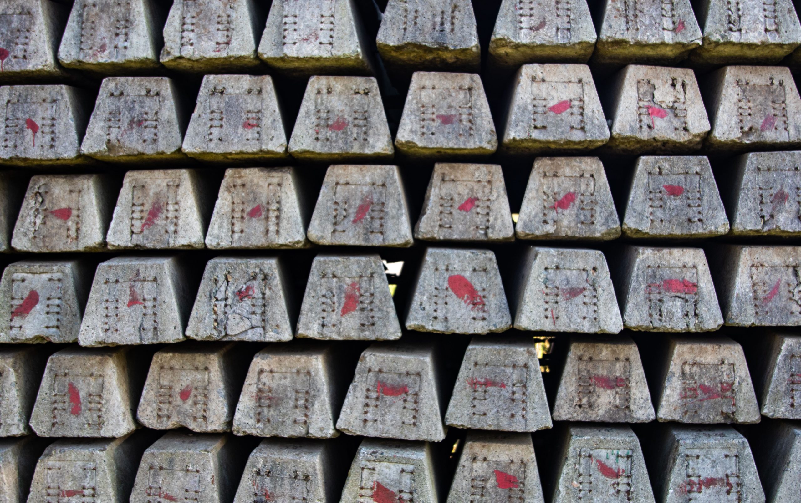 Blocs de béton empilés avec marquages rouges