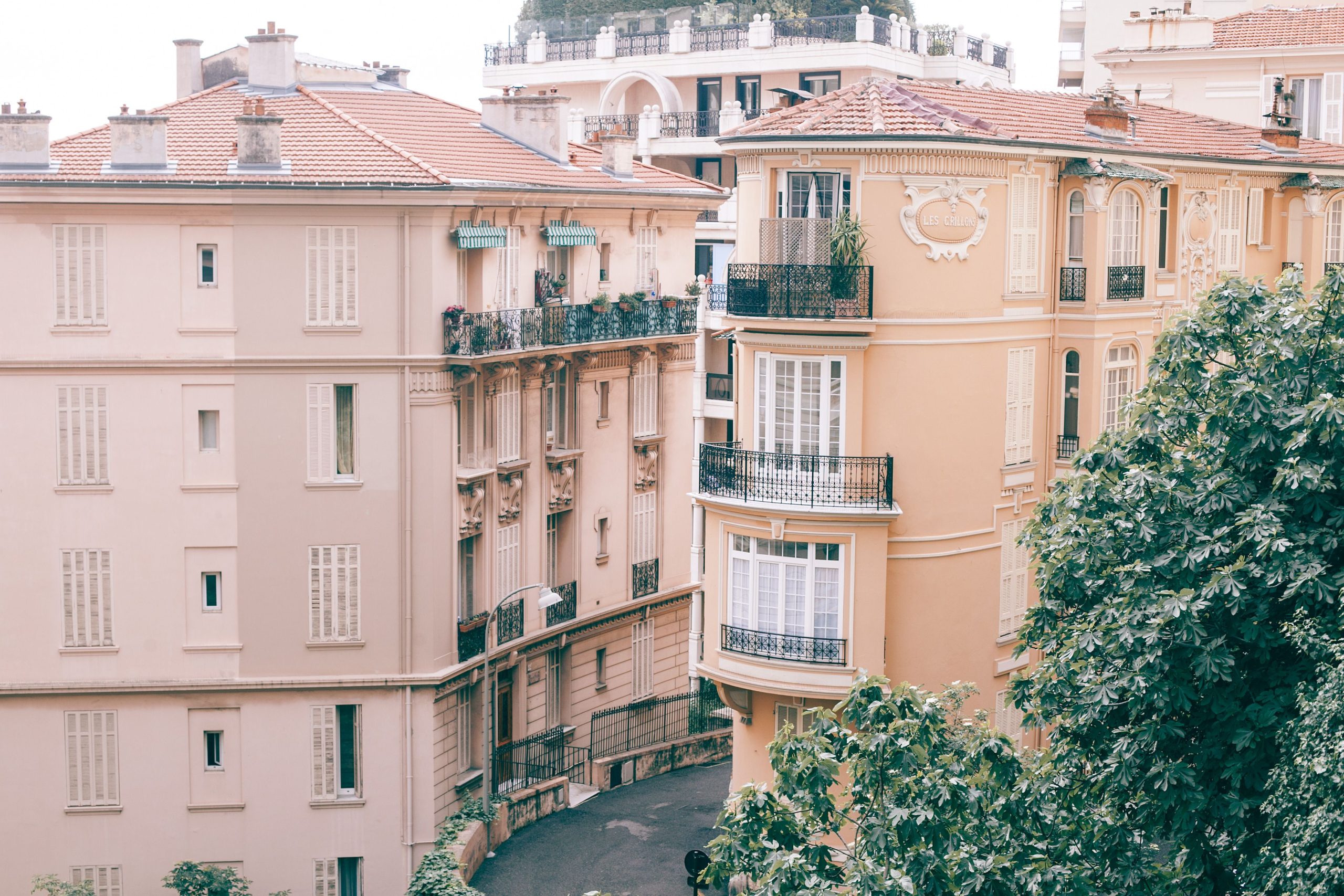 Maisons modernes résidentielles avec balcons verdure