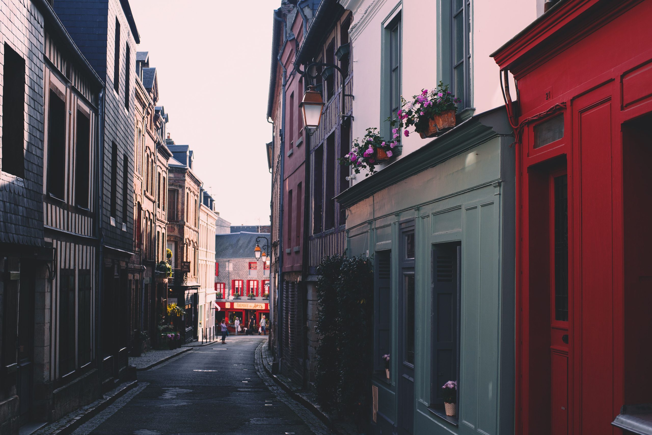 Ruelle pavée entre bâtiments colorés poitiers
