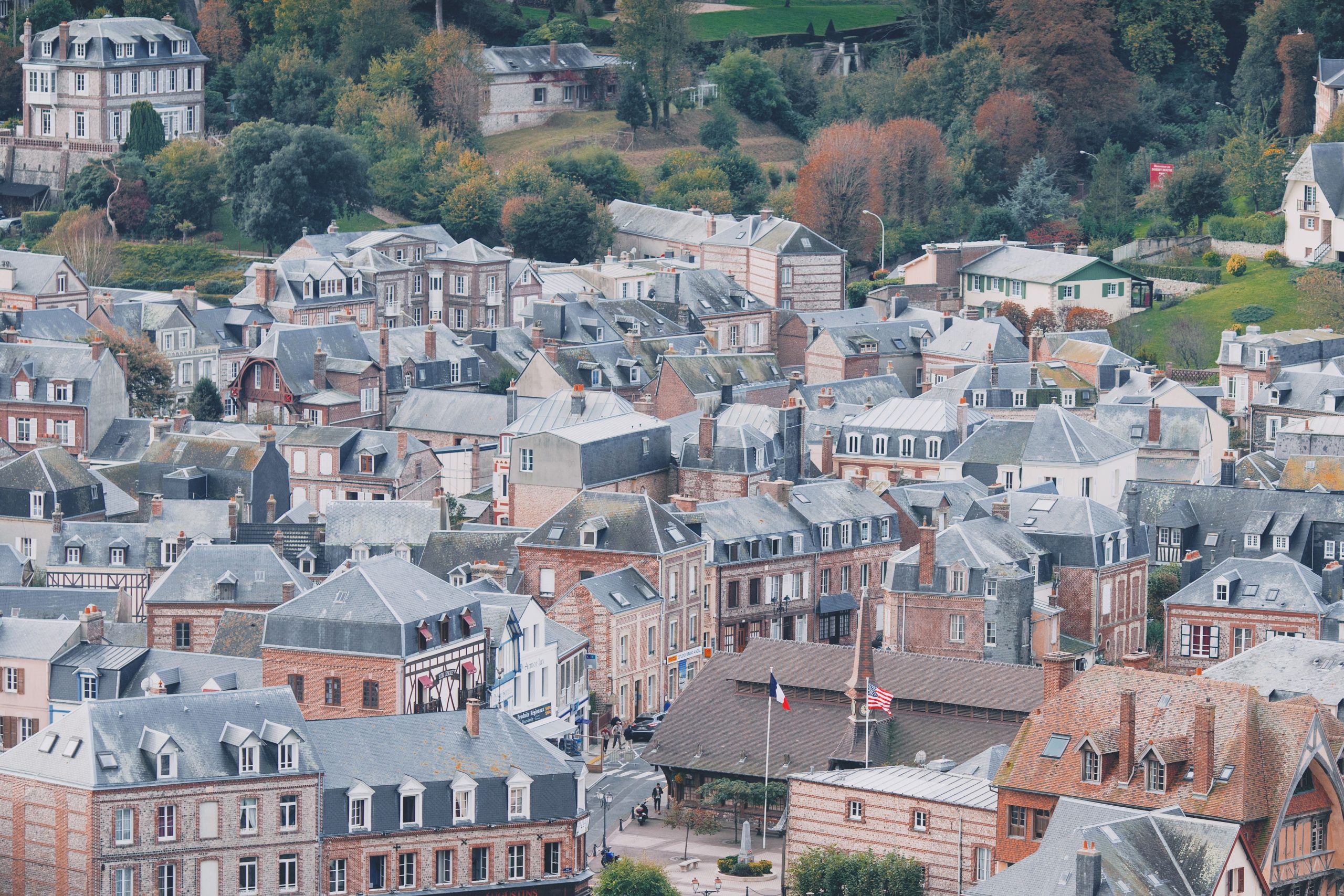 Vue aérienne de petite ville résidentielle historique
