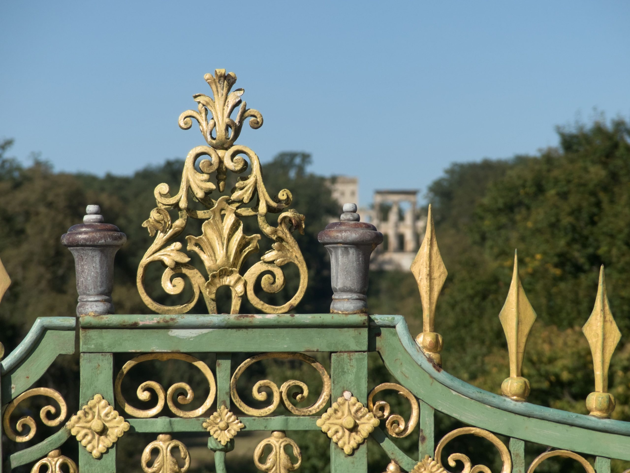 Portail vert et doré orné à Potsdam