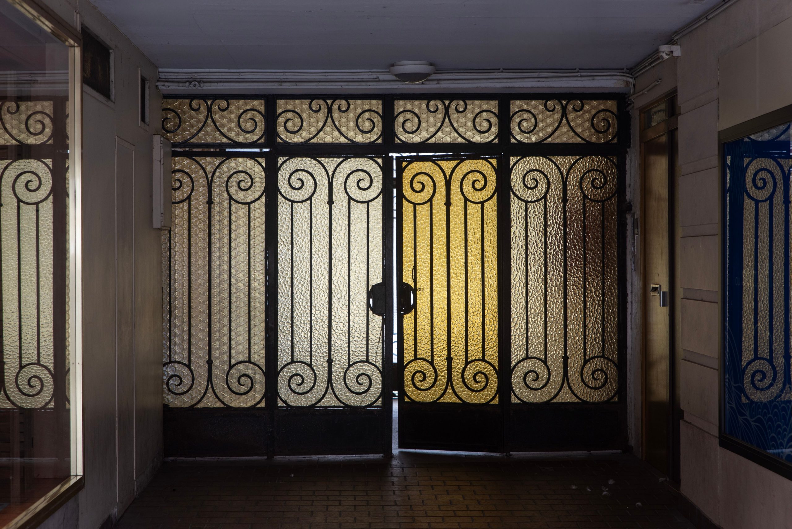 Portail en fer forgé dans un couloir ancien