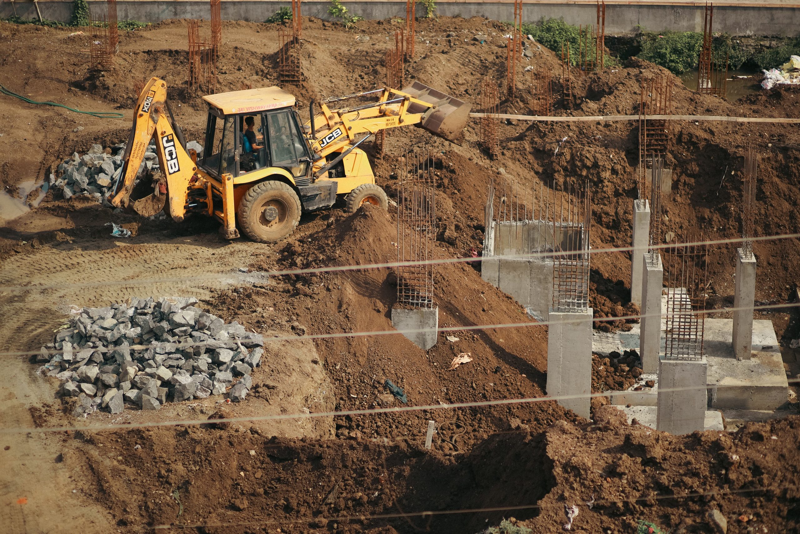 Bulldozer deplacant la terre sur un chantier